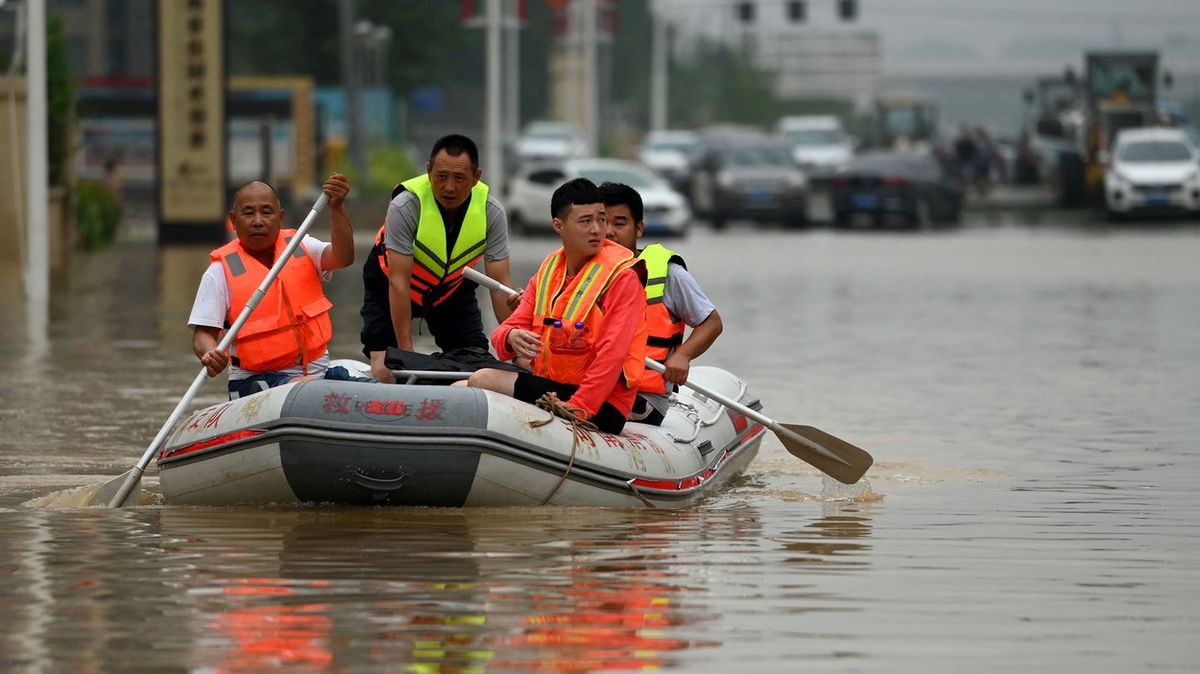 Záplavy v Číně dál hrozí, počet obětí vzrostl na 51